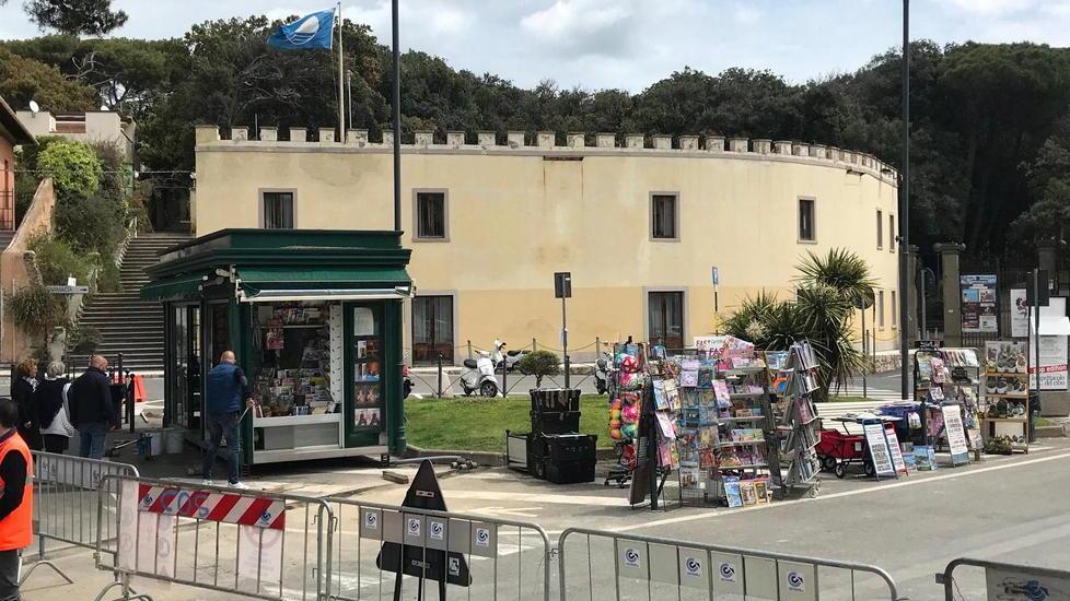 Via le auto e i parcheggi l’area diventa pedonale