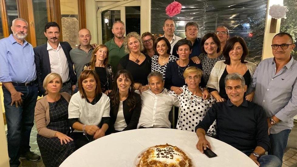 Ex compagni di scuola si ritrovano a 50 anni