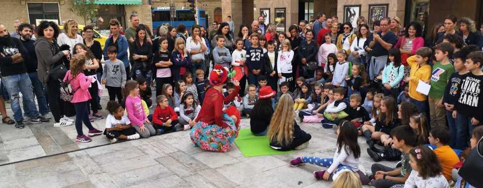 Tanti bimbi al flash mob con le letture ad alta voce