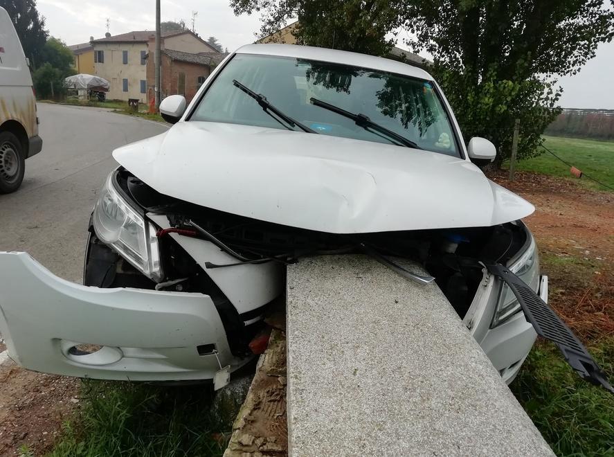 Sfascia il ponte, ma si salva