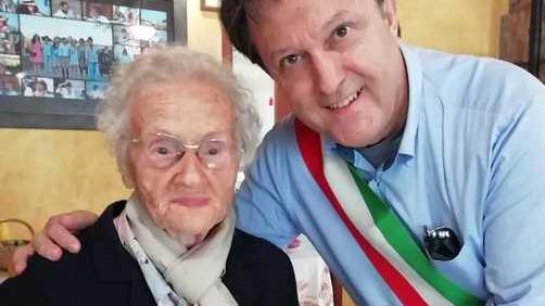 La centenaria Walterina fa festa con il sindaco La famiglia tutta riunita