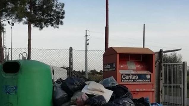 Tanti sacchi di vestiti abbandonati in strada