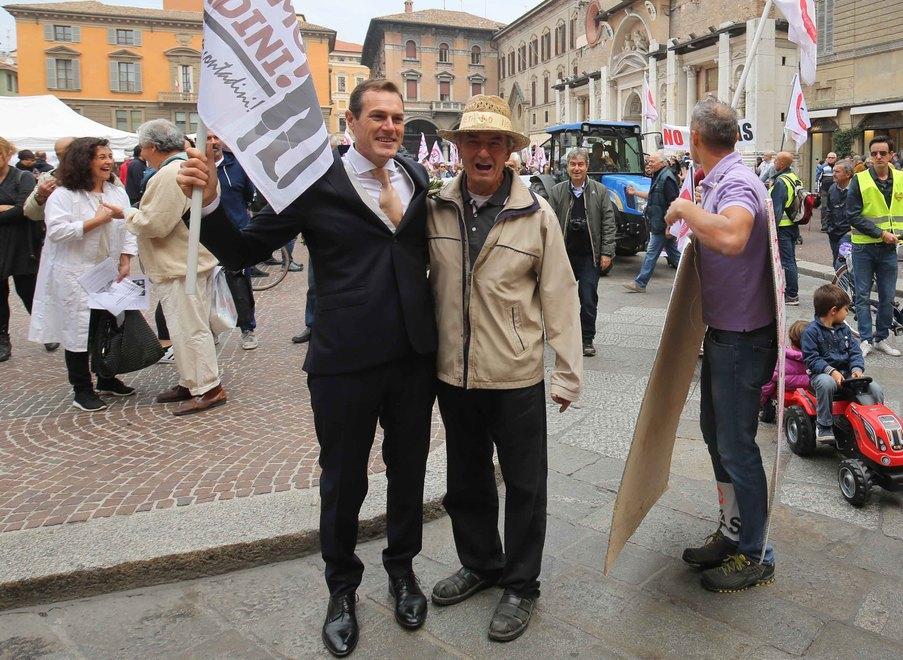 Lo sposo sui gradini si unisce alla folla «Sto con chi manifesta»