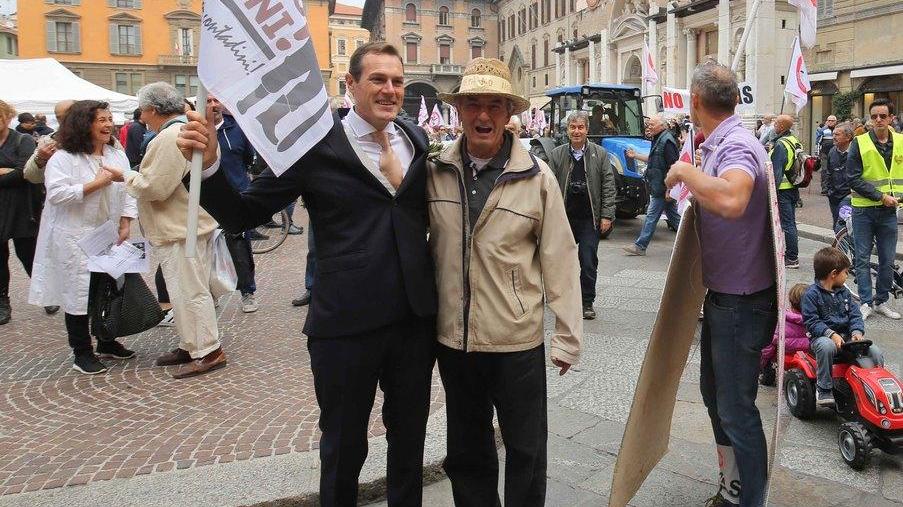 Lo sposo sui gradini si unisce alla folla «Sto con chi manifesta»