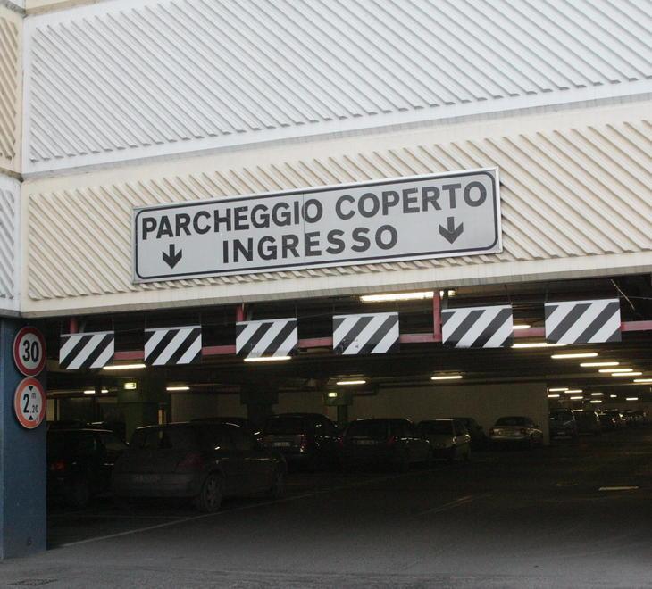 Va all’Ipercoop Ariosto e viene scippata nel parcheggio coperto
