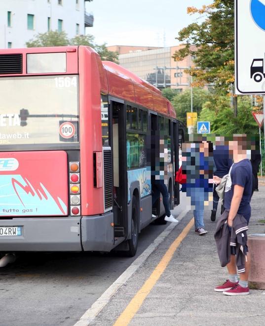 Pretende di scendere dal bus aggredisce l’autista e poi fugge 