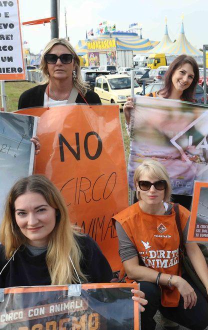 Protesta davanti al circo