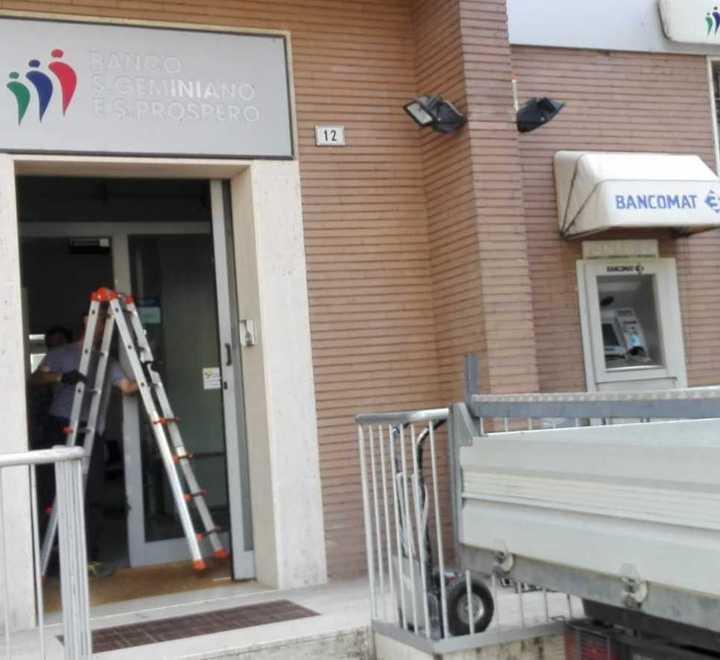 Fanno esplodere il bancomat e fuggono col denaro contante 