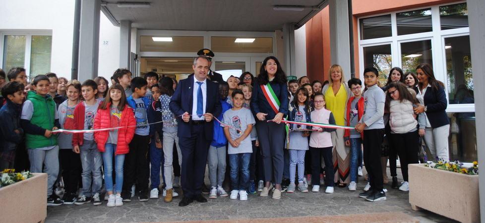 I bambini inaugurano la rinnovata scuola Pascoli più sicura e sostenibile 