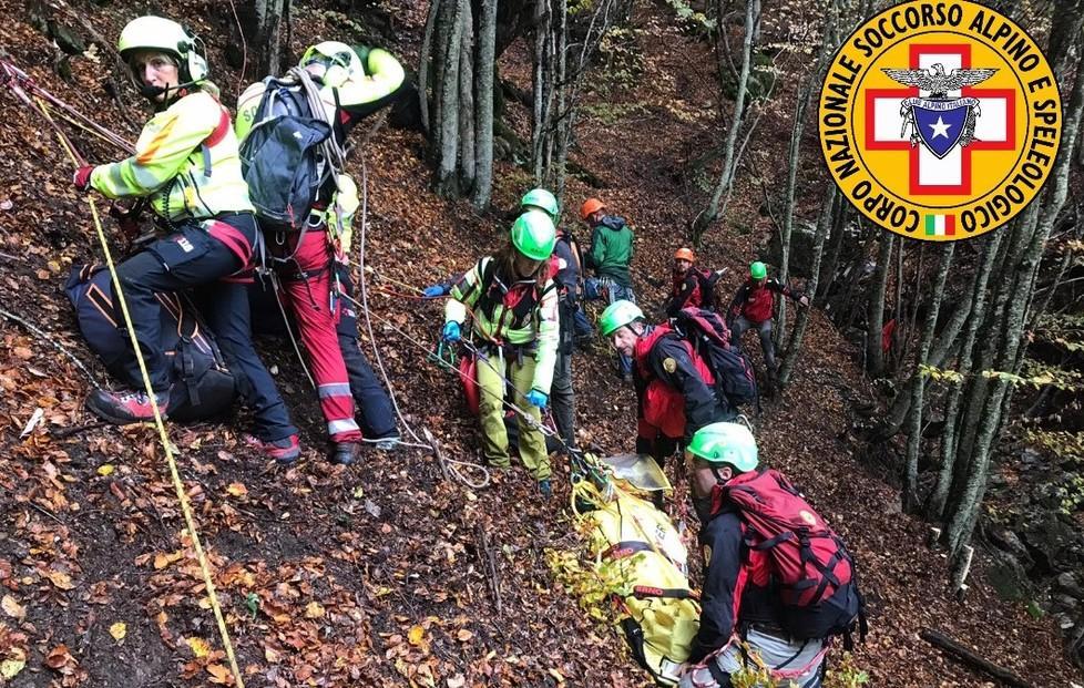 Fungaiolo ferito a una gamba e finito in un dirupo, è salvo