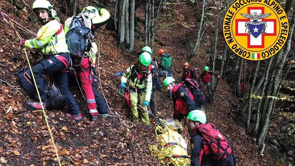 Fungaiolo ferito a una gamba e finito in un dirupo, è salvo