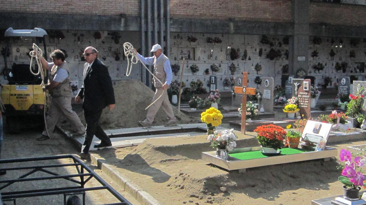Operazioni di tumulazione al cimitero di Lagosanto (foto d'archivio)