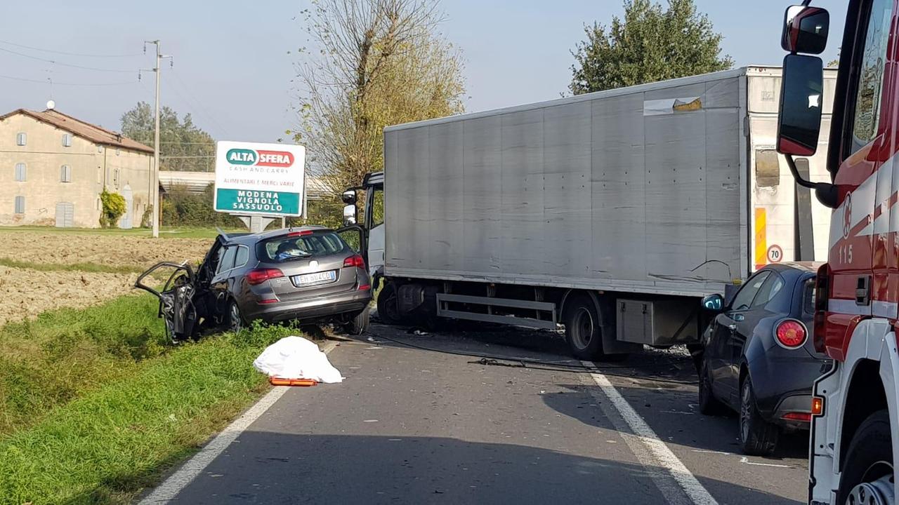 Modena, schianto tra camion e auto a Lesignana: un morto