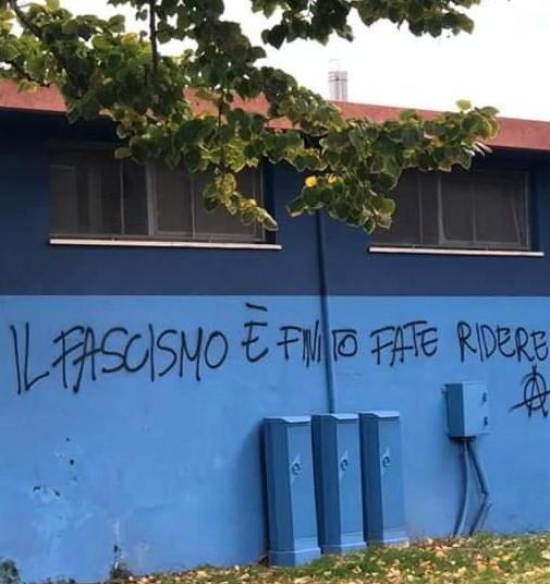 Vandali imbrattano il muro dello stadio di Torre del Lago