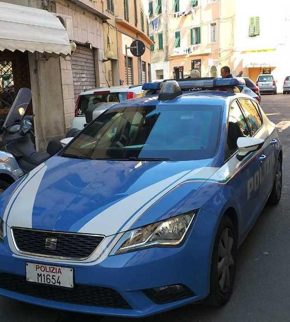 Una volante della polizia di Stato (foto d'archivio)