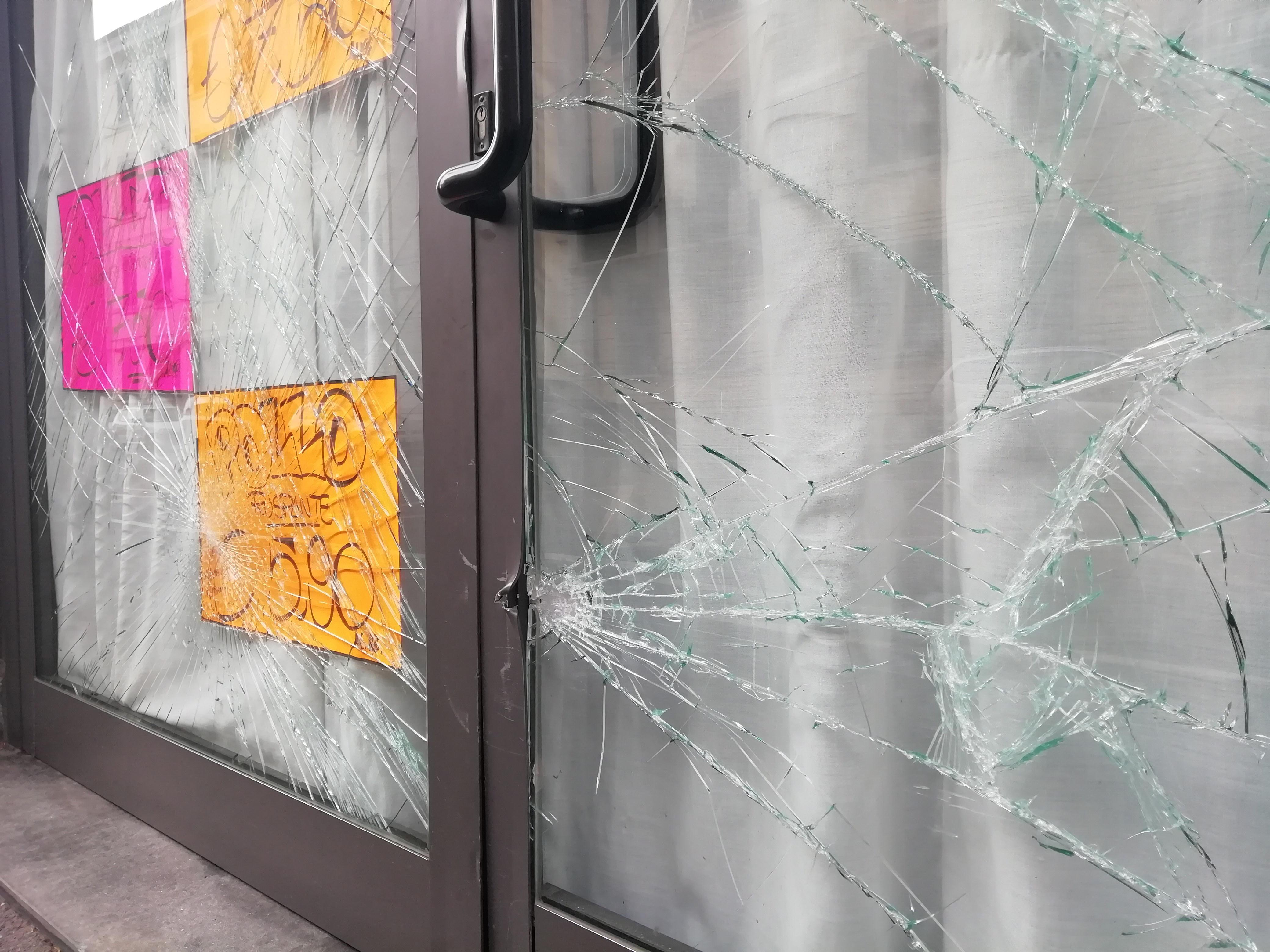 L'ingresso della macelleria distrutto (foto Cecilia Foschi/Pentafoto)