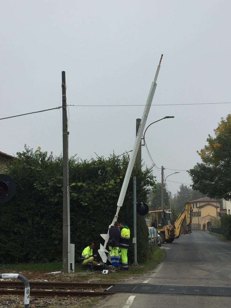 Auto sfonda il passaggio a livello: è la paralisi per il traffico in Val d'Enza 