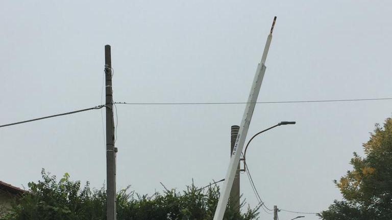 Auto sfonda il passaggio a livello: è la paralisi per il traffico in Val d'Enza