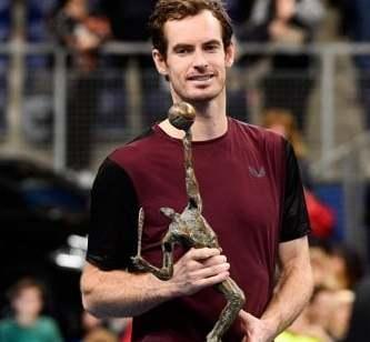 Lo scozzese Andy Murray con il trofeo vinto ad Anversa