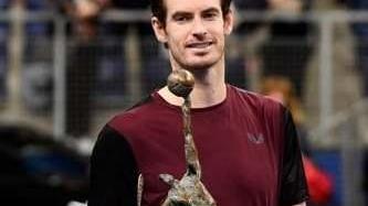 Lo scozzese Andy Murray con il trofeo vinto ad Anversa