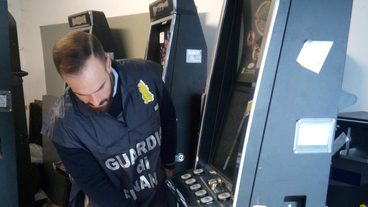 Vignola, slot illegali in un bar: sequestri della Finanza e rischio di 315mila euro di multa