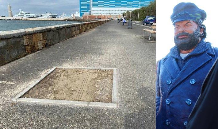"Sparita" la statua di Bud Spencer dal lungomare di Livorno