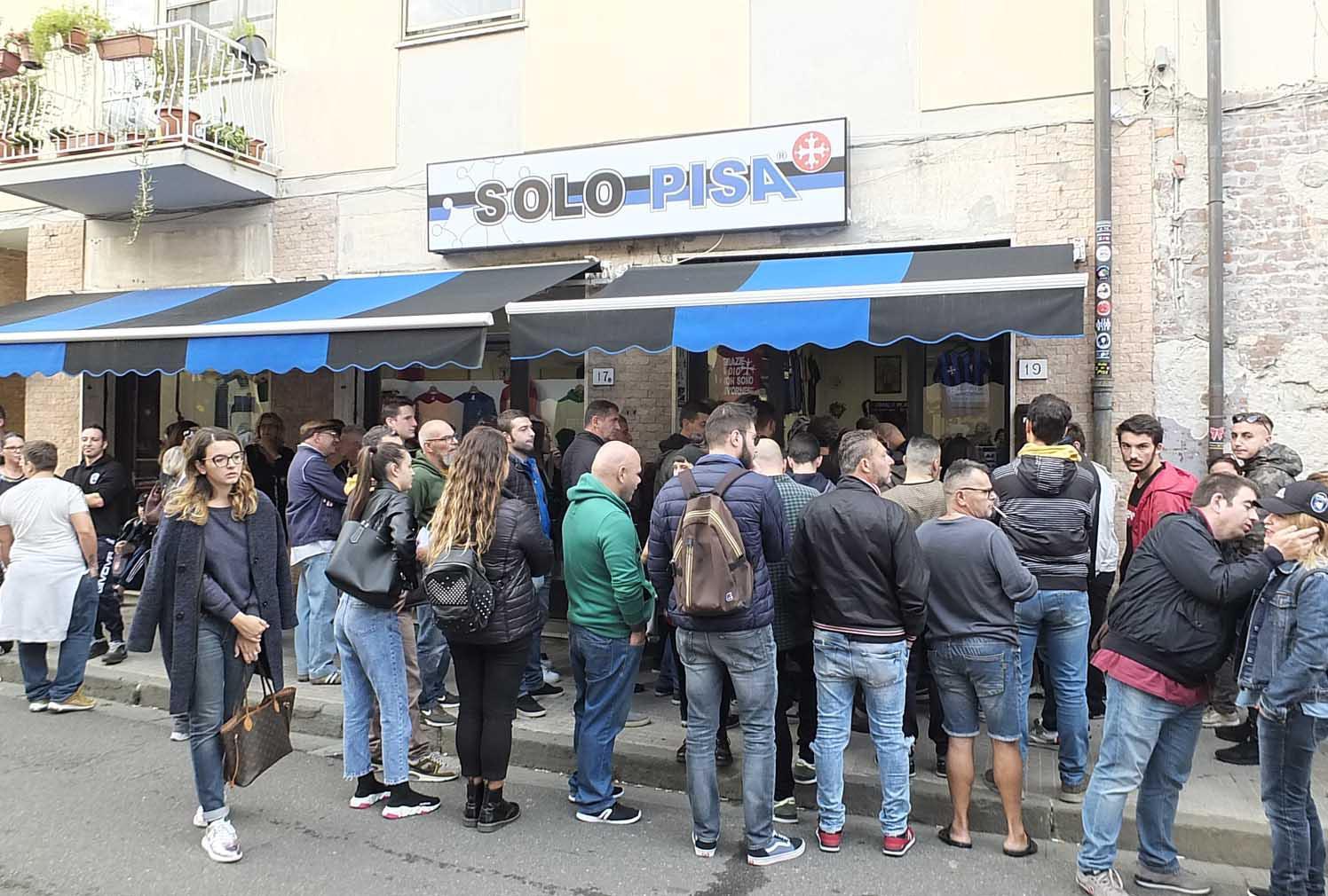 Tifosi del Pisa in coda per acquistare i biglietti per il derby con il Livorno al Picchi