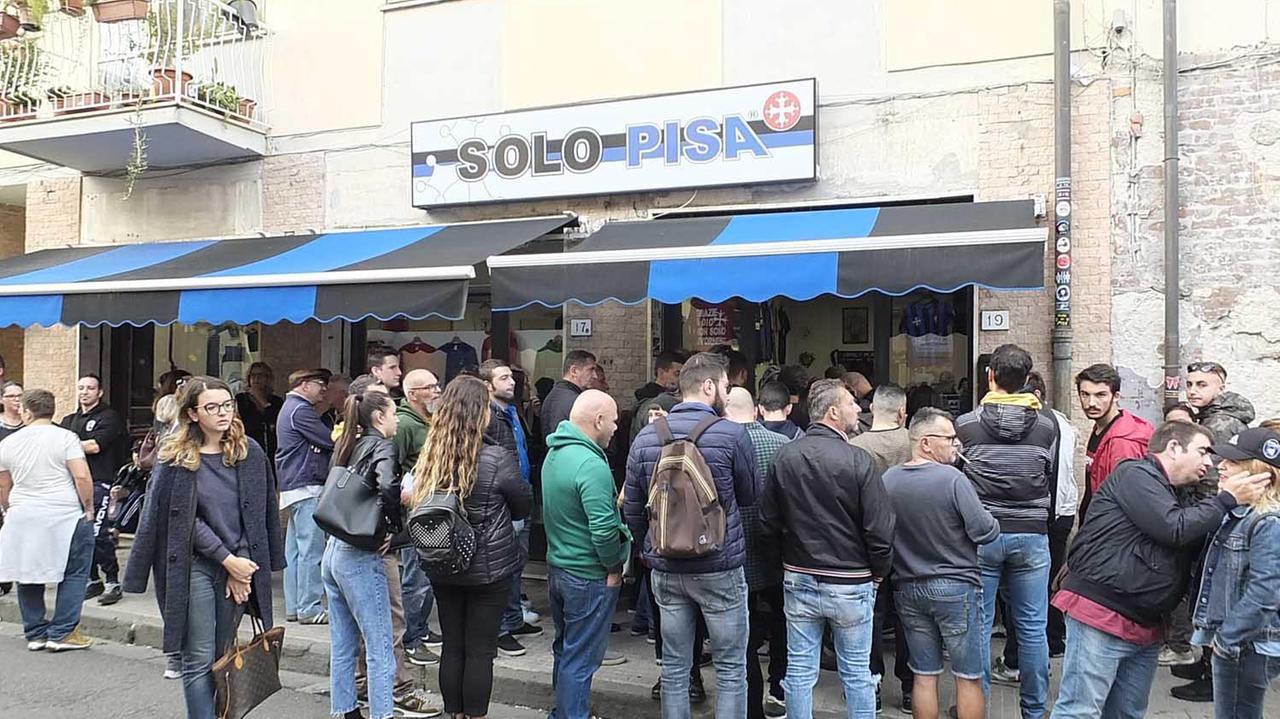 Tifosi del Pisa in coda per acquistare i biglietti per il derby con il Livorno al Picchi