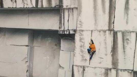 Un altro marmo è possibile: la scalata di Cava Valsora a Massa