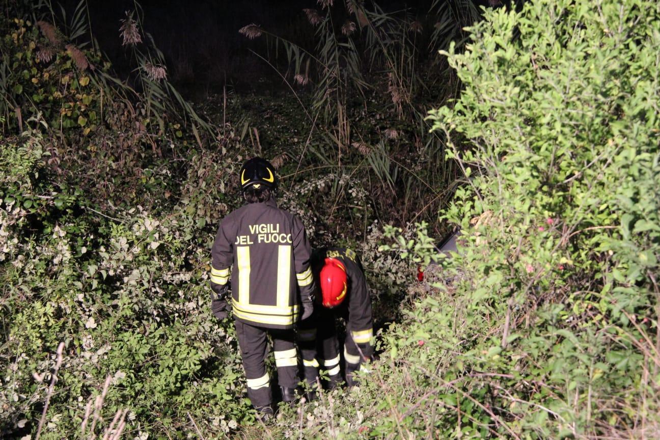 I vigili del fuoco in azione (foto Cecilia Foschi/Pentafoto)