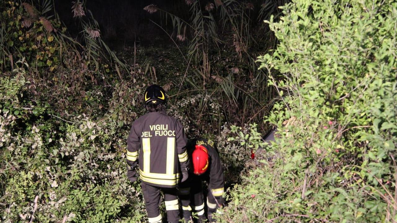 I vigili del fuoco in azione (foto Cecilia Foschi/Pentafoto)