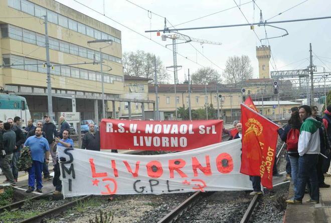 Corteo dei sindacati, petardi e fumogeni alla stazione 