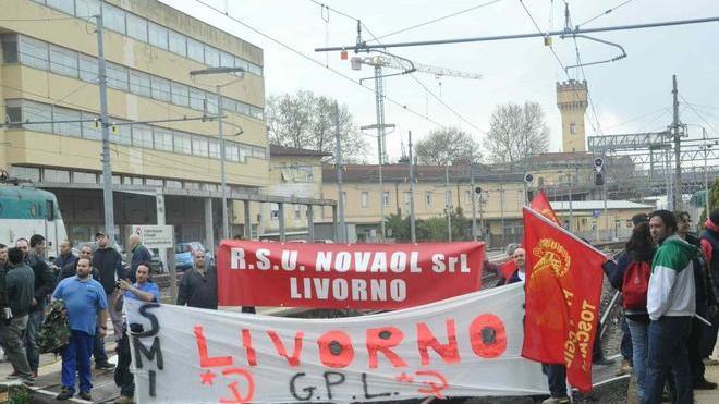 Corteo dei sindacati, petardi e fumogeni alla stazione