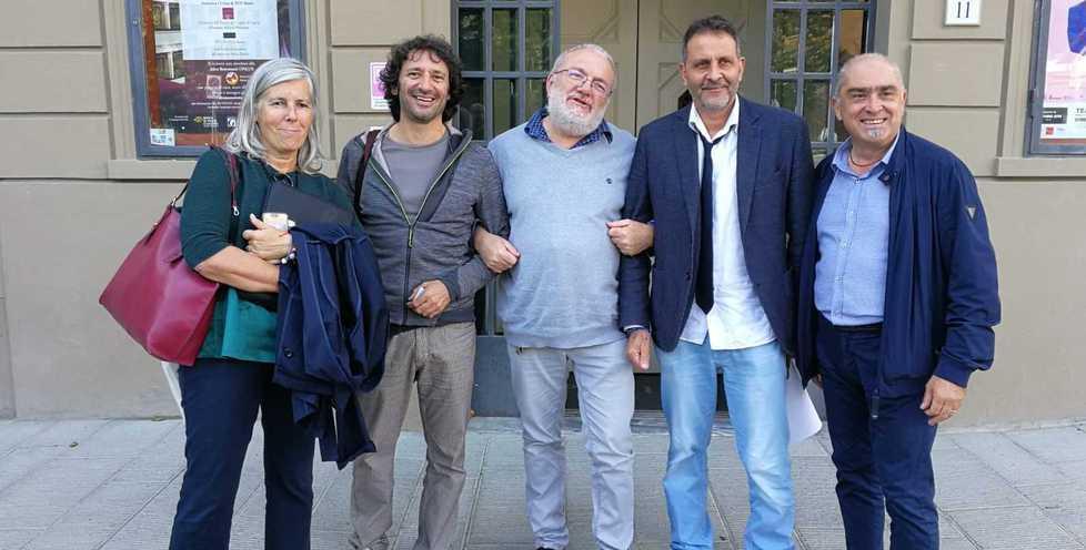 I partecipanti alla presentazione della stagione davanti al Teatro Pacini di Pescia