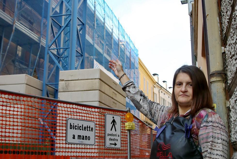 Una commerciante di via Menotti: «Imprigionata dal cantiere fra transenne e strada chiusa» 
