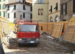 Clienti in fuga coi lavori in via Cavour per la ripavimentazione 