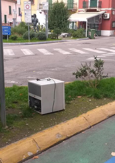 Quel frigo segnalato dalla Ravagli e ancora lì...