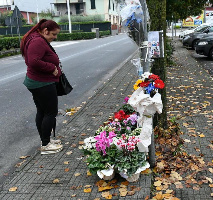 Quella piccola moto rossa lasciata su un tappeto di fiori