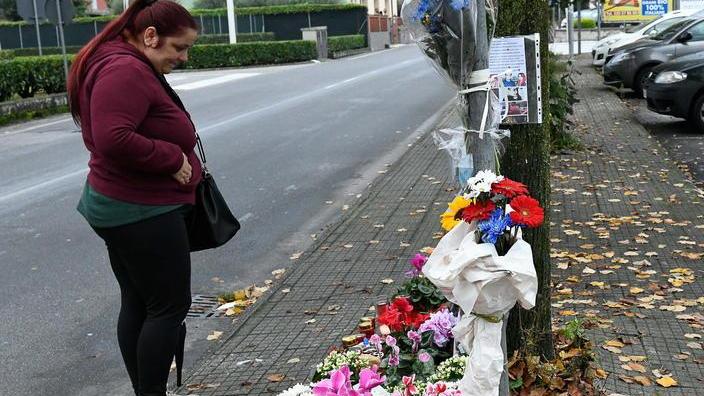 Quella piccola moto rossa lasciata su un tappeto di fiori