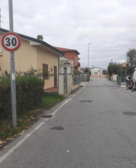 Zona 30 ignorata dalle auto Sos da chi abita in via dei Pioppi 