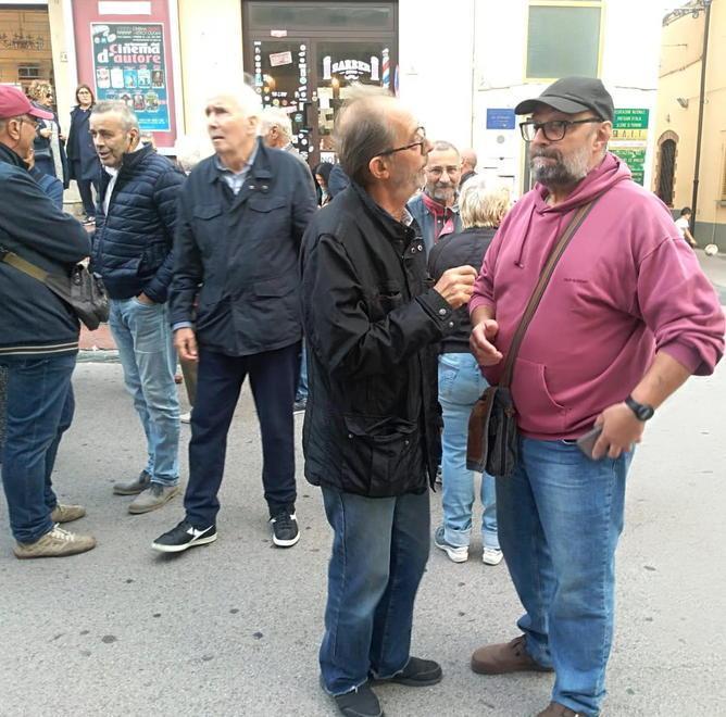 Tanta gente scende in piazza per dare solidarietà a Preziosi 