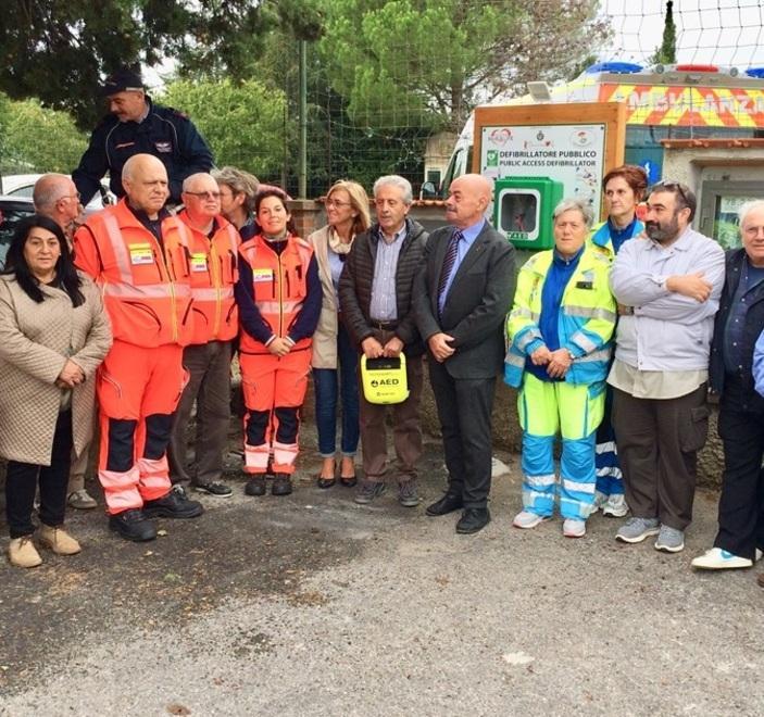 Un nuovo defibrillatore donato dal gruppo micologico