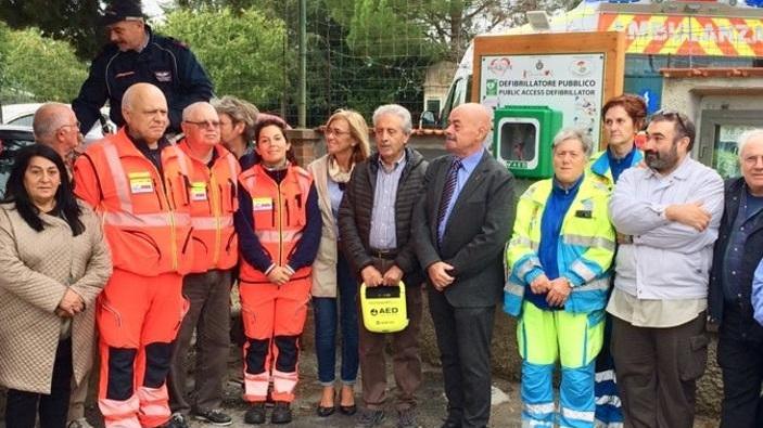 Un nuovo defibrillatore donato dal gruppo micologico