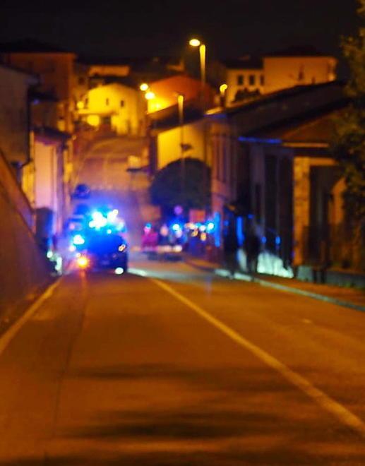 Urtato da un’auto durante il sorpasso muore sul colpo in moto a 38 anni 