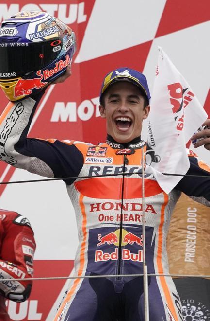 Rossi cade in Giappone Marquez trionfa ancora In Moto2 Marini fa il bis 