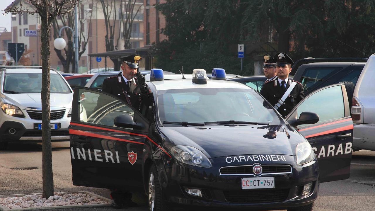 Ladri svaligiano un bar e fuggono con denaro, sigarette e gratta e vinci