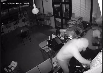 I ladri in azione dentro il bar Revival di Casalgrande