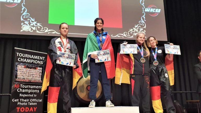 Chiara Iaccheri sul gradino più alto del podio a Bregenz, in Austria ai campionati mondiali di Kickboxing