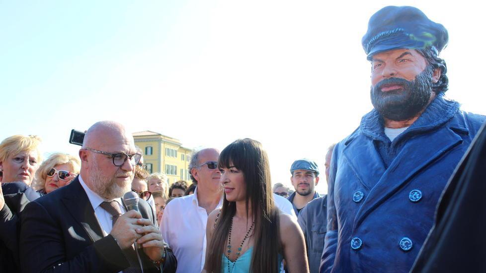 Il sindaco Nogarin all’inaugurazione della statua di Bud Spencer
