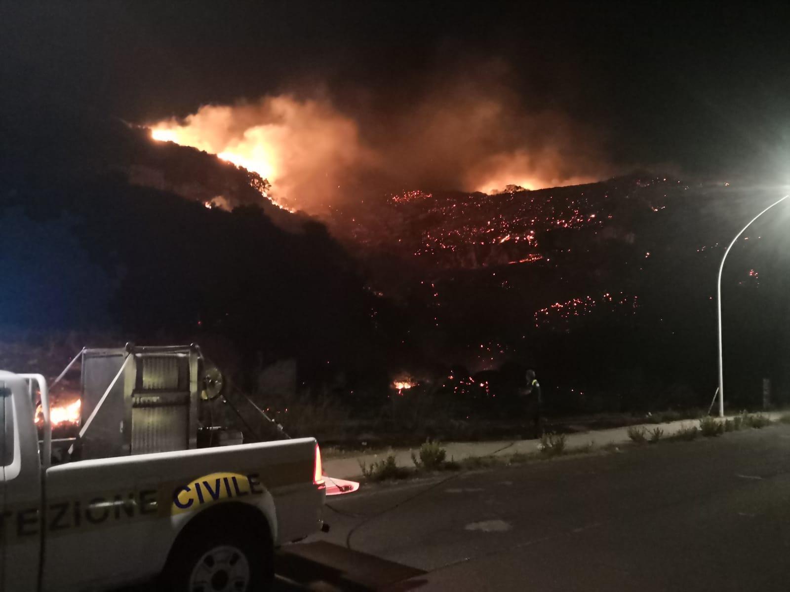 L'incendio sul costone di Monte Furru